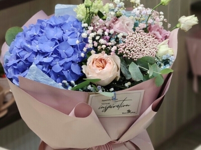 Букет с гортензией, розой Джульетт, озотамнусом и лизиантусом