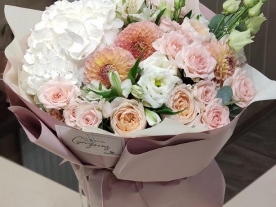 Букет с белой гортензией, кустовыми и садовыми розами, георгинами и эустомой