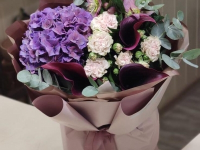 Букет с гортензией, каллами, хелеборусом и розами Свит флоу