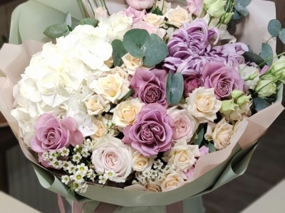 Букет с гортензией, садовыми розами Монмартр и Жюстин, хризантемой Виенна и хамелациумом