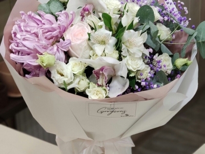 Букет с хризантемой Виенна, альстромерией, розами, гипсофилой и эвкалиптом