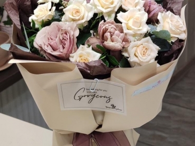 Букет кофейный с тюльпанами Брауни,  кустовой розой и эвкалиптом