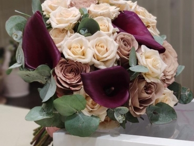 Свадебный букет с садовыми розами Капучино и Кафе Латте, кустовой рой Жюстин, каллами и эвкалиптом