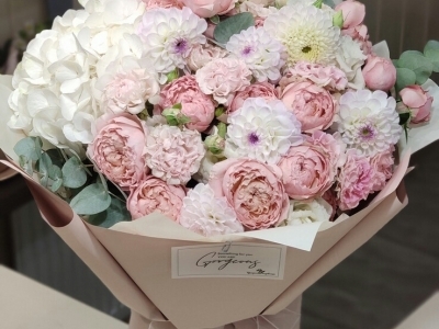 Букет зефирно-меренговый с гортензией, садовыми розами различных сортов, хризантемой и эвкалиптом