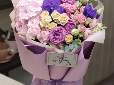 Букет микса из роз различных сортов с добавлением гортензии и ванды