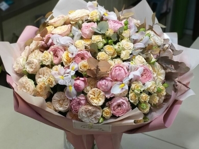 Букет из микса садовых и кустовых роз с добавлением ирисов Брауни и эвкалипта