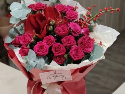 Букет с кустовыми розами, амариллисом, ягодами Илекса и эвкалиптом