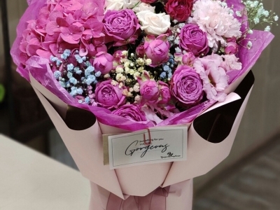 Букет с гортензией, кустовой розой Мисти бабблс, гвоздикой Мисти пинк и гипсофилой