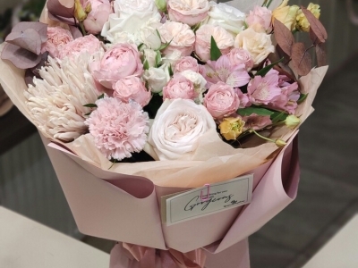 Кофейный букет с садовыми и кустовыми розами, хризантемой Авиньон, альстромерией и крашенным эвкалиптом