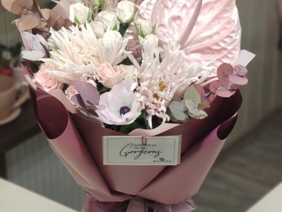 Букет с антуриумом, хризантемой и анемонами.