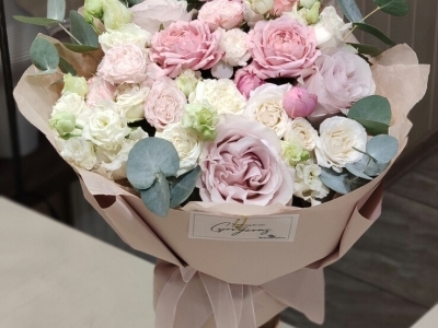 Букет с кустовыми и садовыми розами и эвкалиптом цинерея