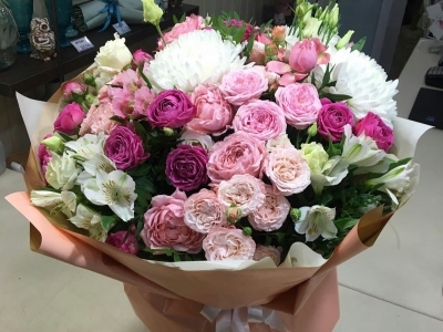 Букет из роз, хризантемы и альстромерии