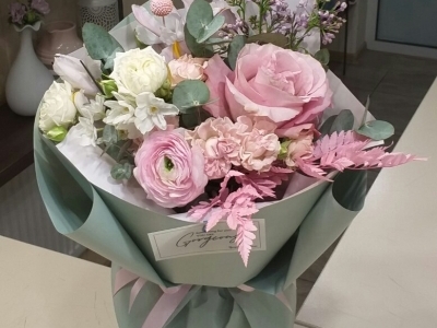 Букет с сиренью, нарциссами, ранункулюсом, ирисами Брауни, розой Свит флоу, розой Брайдал флоу и краспедией