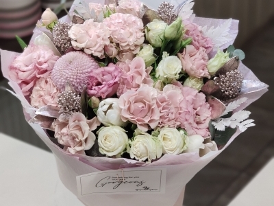 Букет с кустовыми розами Свит флоу, хризантемой Момоко и золотой скимией