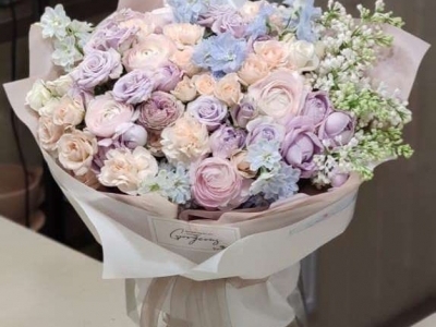 Букет акварельный с садовыми розами, дельфиниумом и сиренью