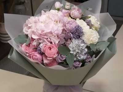 Букет с гортензией, садовыми розами, скиммией и гвоздикой