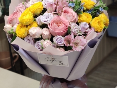 Букет из роз разных сортов, альстромерии и оксипеталумом