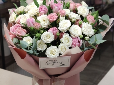 Букет с  кустовыми розами, тюльпанами Фокстрот и эвкалиптом