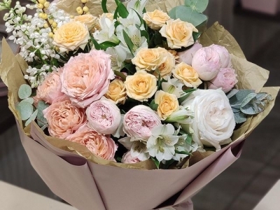 Букет с садовыми ароматными розами, сиренью и ягодами илекса