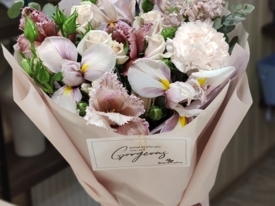 Букет из сирени, кустовой розы Порселин, тюльпанов и ирисов Брауни