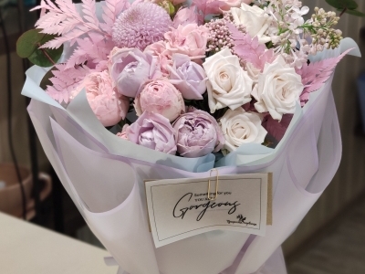 Букет Зефирный микс из садовых и кустовых роз с добавлением сирени, озотамнуса и стабилизированного папоротника