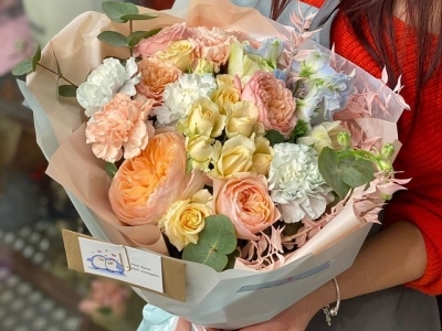 Букет Воздушный с кустовыми розочками, пряной гвоздикой, кустовой розой Джульетта и Джульетта Дэвида Остина, дельфиниумом и рускусом