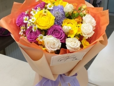 Букет весенний с садовыми розами и танацетумом