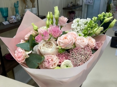 Букет в нюдовой гамме с розами, сиренью и озотамнусом