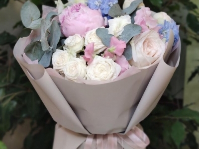 Букет из ароматных пионов, садовых роз, душистого горошка и дельфиниума