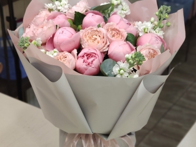 Букет с пионами Сальмон этчед, садовой розой Джульеттой и маттиолой