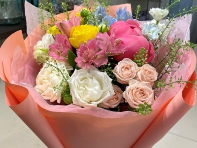 Букет с розами различных сортов, альстромерией,  Грин Беллом и дельфиниумом