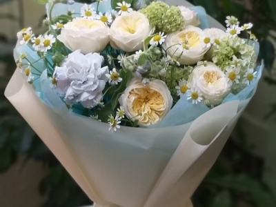 Букет с садовой розой Роял Парк, ромашкой Камиллой, цветущим вибурномом и гвоздикой Пастэль блэк   