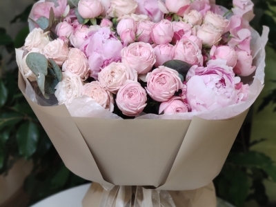 Букет розовое облако из пионов Сара Бернар, садовой розы Мэнсфилд пинк парк спрей и кустовой розы Бомбастик