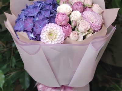 Букет с гортензией, георгинами и кустовыми розами 