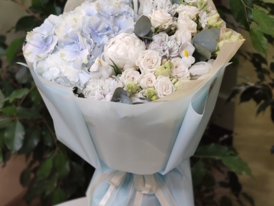 Букет с гортензией, пионами Клод Тейн, кустовыми розами и гвоздикой Блэк пастэль 