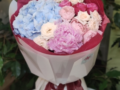 Букет с гортензий, садовыми и кустовыми розами и пионами