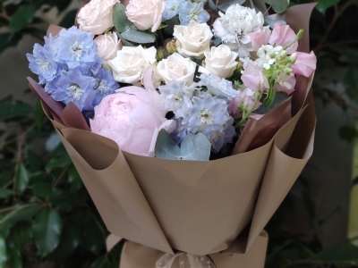 Букет с пионами, дельфиниумом Деви Боуи и кустовой розой 