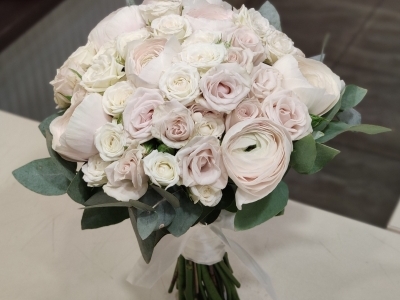 Букет свадебный из ранункулюсов и роз