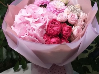 Букет ягодный, десертный с гортензией, садовыми розами Фроузен саммерхауз и Мэнсфилд пинк парк спрей, озотамнусом и георгинами