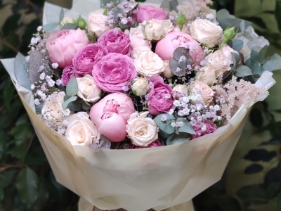 Букет из пионов, садовых и кустовых роз, гипсофилы и астильбы