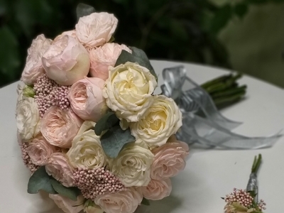 Свадебный букет из пионовидных роз, озотамнуса и эвкалипта