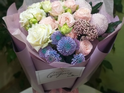 Букет с сиренью, пионовидными розми Брайдал Флоу, Бомбастик, хризантемой Момоко, озотамнусом, хризантемой Сантини