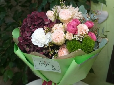 Букет с гортензией, пионовидными розами Гудвейдинг,  Гранд Трендсеттер, хризантемой Авиньон, хамелациумом,  разными сортами гвоздики