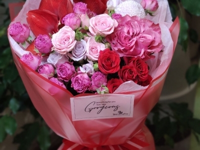 Букет с амариллисом и розами различных сортов