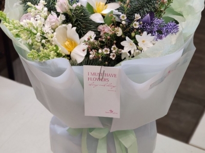 Букет с тюльпанами, сиренью и нобилисом