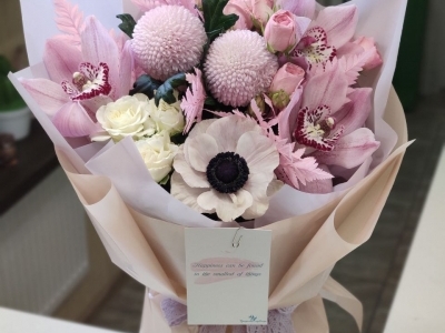 Букет нежно-розовый из роз, цимбидиума, анемонов и стабилизированного папоротника