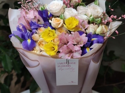 Букет с ирисами, нарциссами, альстромерией, генистой и кустовой садовой розой