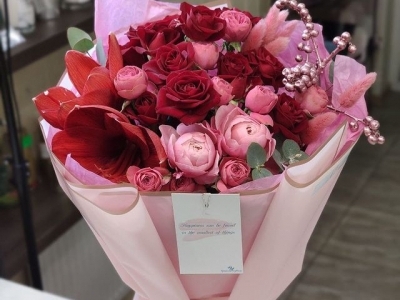 Букет из амариллисов,  илекса, розы кустовой пионовидной Сильва Пинк и кустовой розы