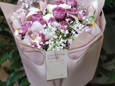 Букет с ароматной сиренью и пионовидными розами