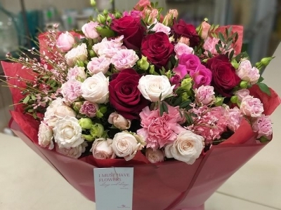 Букет из садовых роз различных сортов, гвоздики и генисты